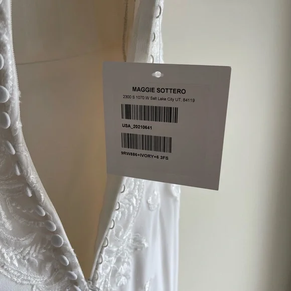 Maggie Sottero wedding dress - Picture 4 of 10